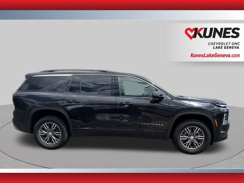 Used 2024 Chevrolet Traverse LT FWD image 3