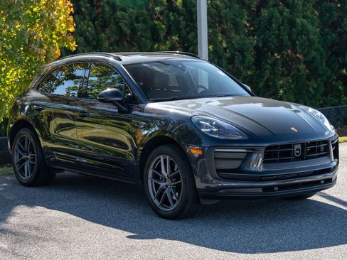 Certified 2025 Porsche Macan image 9
