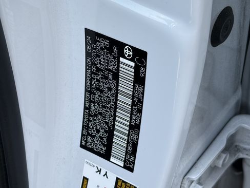 Used 2024 Toyota Prius LE FWD image 9