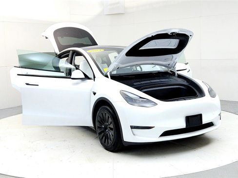 Used 2024 Tesla Model Y Long Range image 9