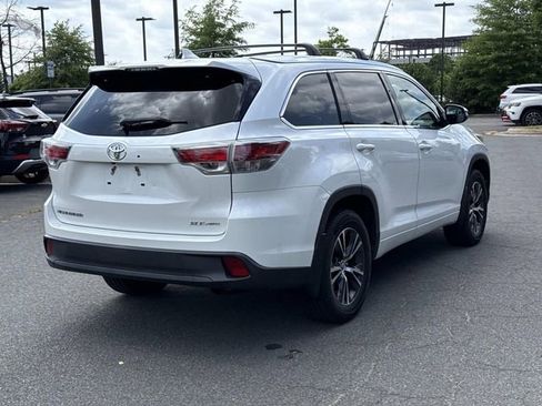 Used 2016 Toyota Highlander XLE AWD/4WD image 2
