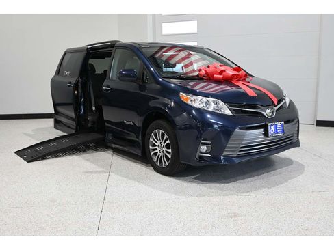 Used 2018 Toyota Sienna XLE Premium FWD image 2