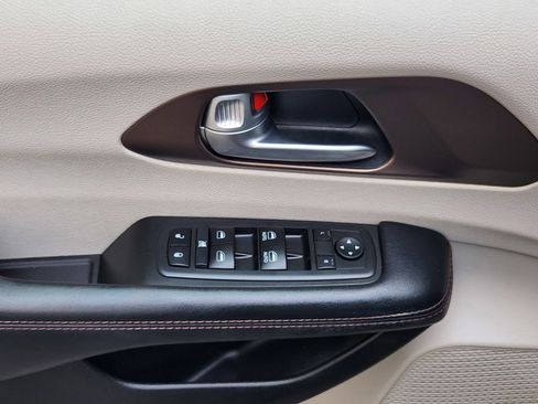 Used 2018 Chrysler Pacifica Touring Plus FWD image 20
