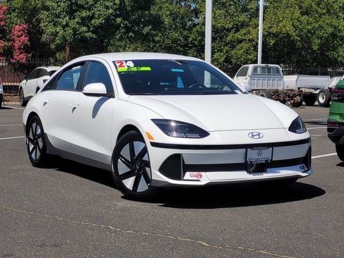 Used 2024 Hyundai Ioniq 6 SE RWD image 2