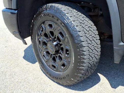 Used 2024 Chevrolet Silverado 2500 High Country w/ Technology Package AWD/4WD image 8
