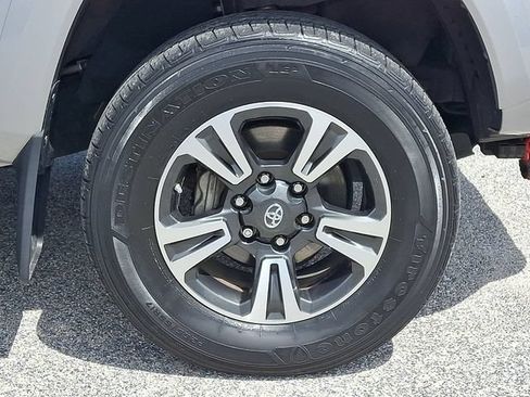 Used 2019 Toyota Tacoma TRD Sport AWD/4WD image 11
