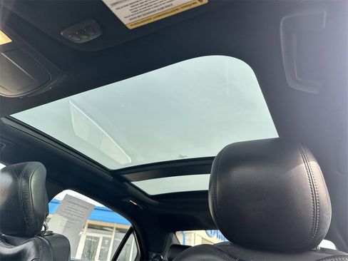 Used 2017 Lincoln Continental Select image 17