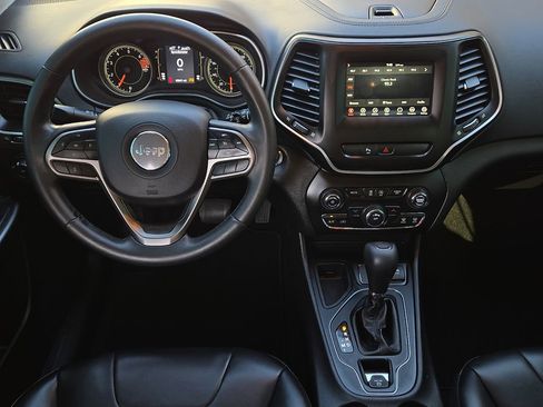 Used 2019 Jeep Cherokee Latitude Plus image 11