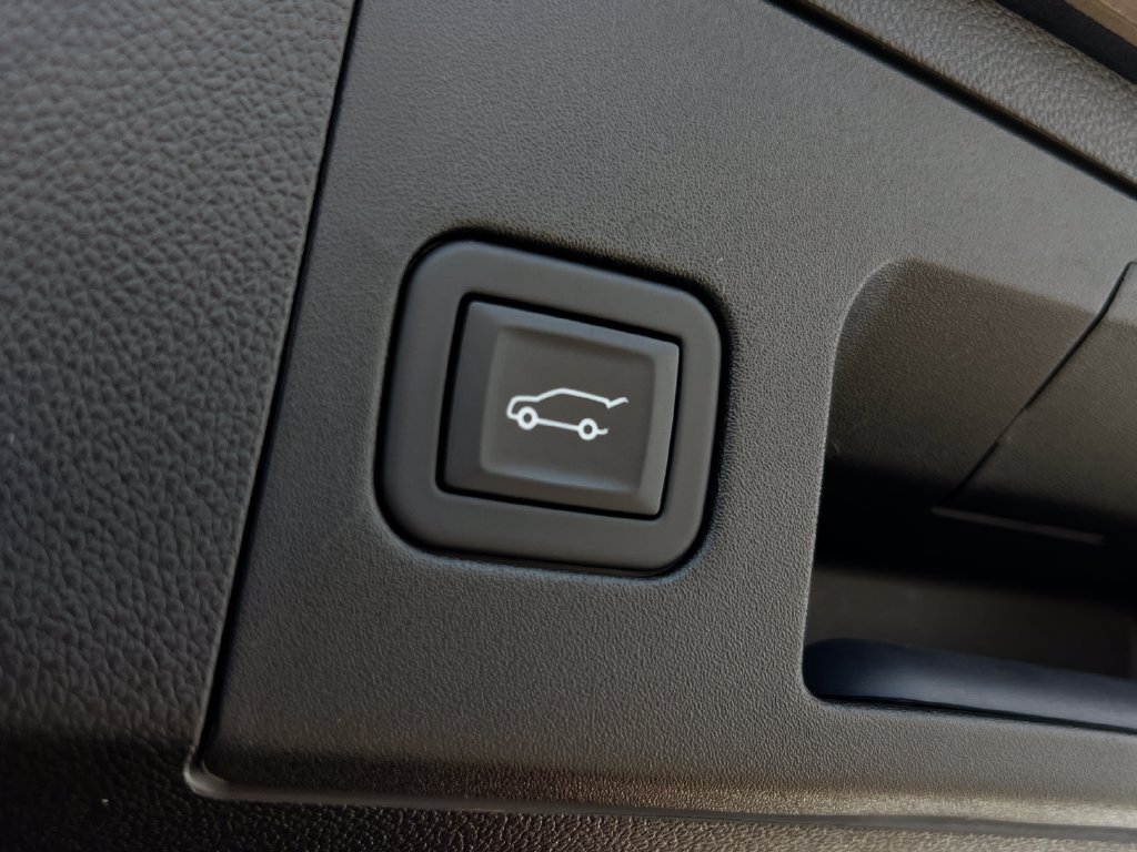 Used 2025 Cadillac XT4 Premium Luxury FWD image 19