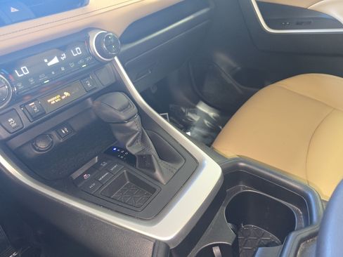 Used 2019 Toyota RAV4 XLE w/ Convenience Package FWD image 25