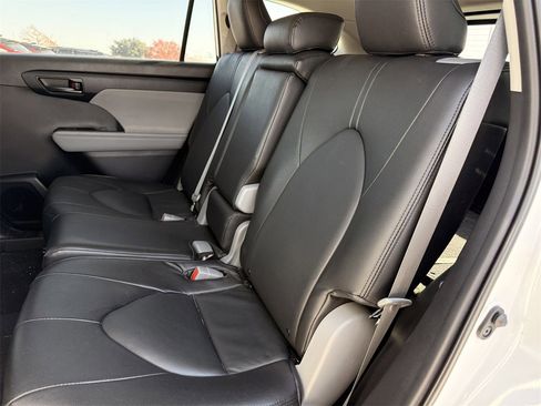 Used 2020 Toyota Highlander LE image 25