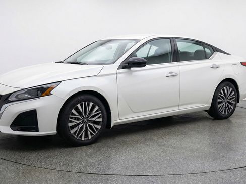 Used 2025 Nissan Altima 2.5 SV FWD image 3