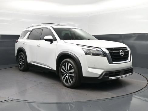 Used 2025 Nissan Pathfinder Platinum FWD image 9