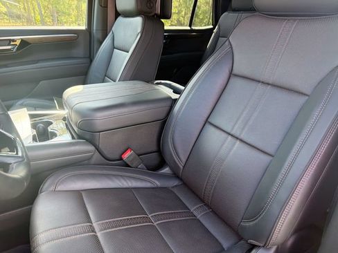 Used 2025 Chevrolet Tahoe High Country AWD/4WD image 15