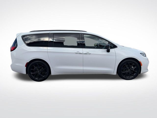 Used 2025 Chrysler Pacifica Limited FWD image 10