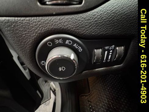 Used 2022 Jeep Cherokee Trailhawk image 22