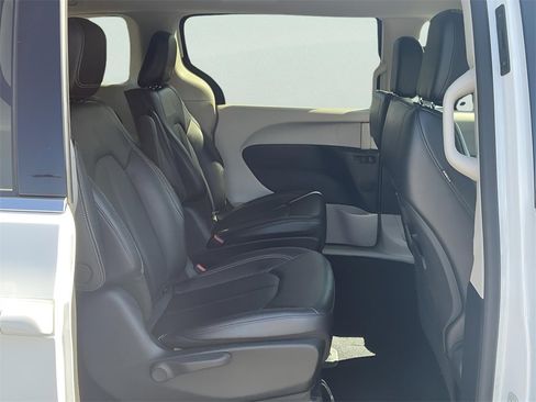 Used 2024 Chrysler Pacifica Select image 45