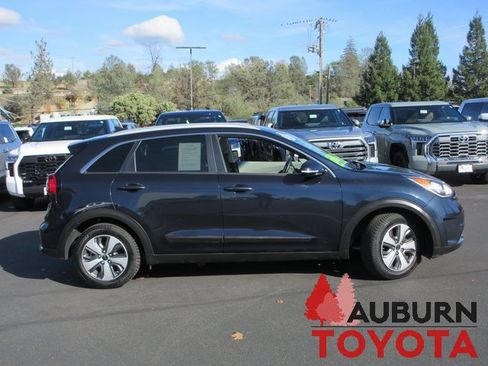 Used 2019 Kia Niro EX image 3