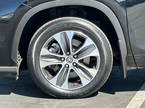 Used 2024 Toyota Highlander XLE image 31