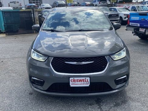 Used 2023 Chrysler Pacifica Touring-L image 10