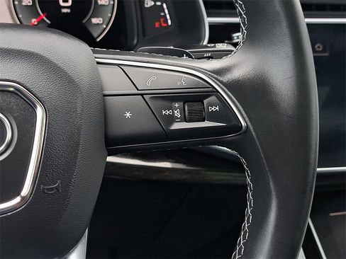 Used 2025 Audi Q8 Premium w/ Convenience Package image 10