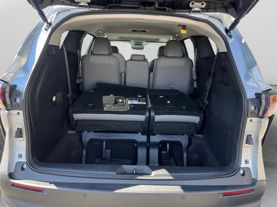 Used 2025 Toyota Sienna XLE FWD image 15