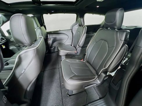 New 2027 Chrysler Pacifica Limited AWD/4WD image 26