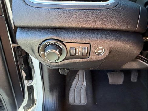 Used 2016 Chrysler 200 Limited FWD image 19