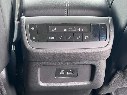 Used 2022 Nissan Pathfinder SL w/ SL Black Package AWD/4WD image 34