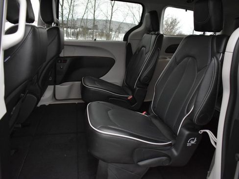 Used 2024 Chrysler Pacifica Limited image 25