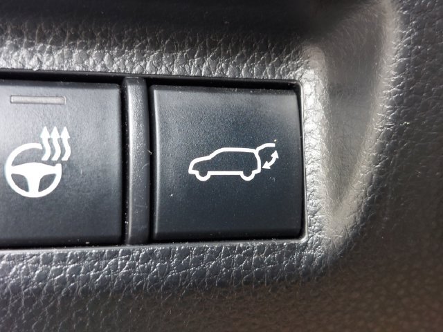 Used 2021 Toyota RAV4 SE w/ Weather & Moonroof Package AWD/4WD image 19