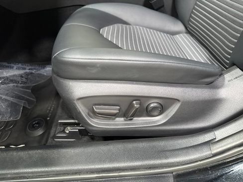 Used 2020 Toyota Camry SE FWD image 5