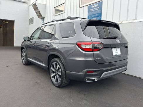 Used 2023 Honda Pilot Touring image 3
