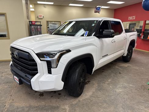 Used 2022 Toyota Tundra SR5 w/ SR5 Premium Package image 3