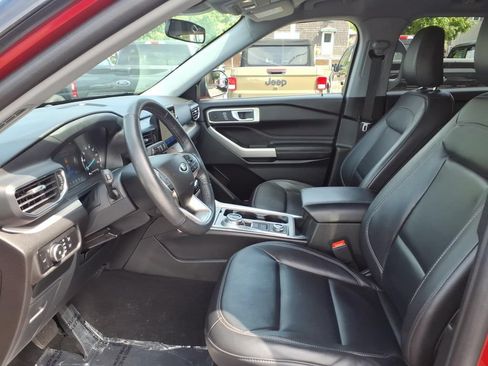 Used 2023 Ford Explorer XLT w/ Equipment Group 202A AWD/4WD image 18