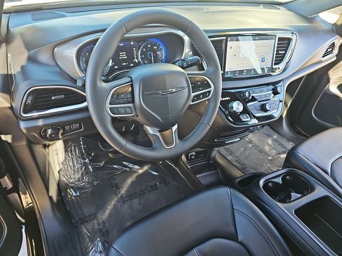 Used 2025 Chrysler Pacifica Select image 17