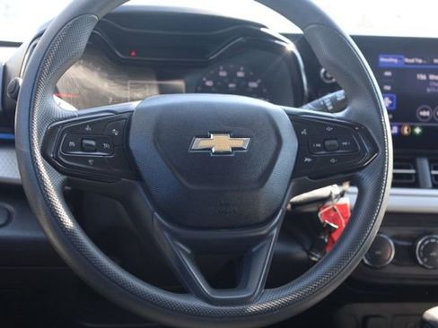 Certified 2025 Chevrolet Trax LS image 30