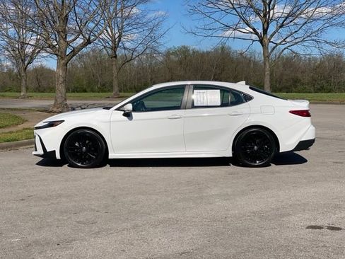 Used 2025 Toyota Camry SE image 4