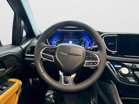 Used 2022 Chrysler Pacifica Pinnacle FWD image 12