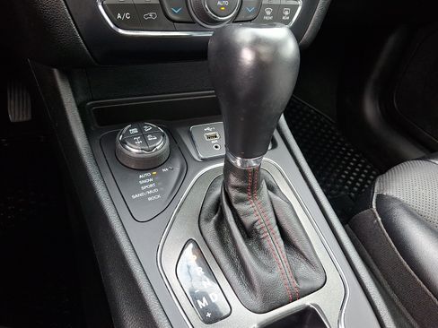 Used 2022 Jeep Cherokee Trailhawk w/ Sun, Sound & Nav Group AWD/4WD image 22