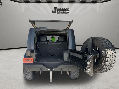 Used 2009 Jeep Wrangler Unlimited Sahara w/ Mopar Leather Group AWD/4WD image 6