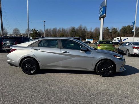 Used 2023 Hyundai Elantra SEL image 2