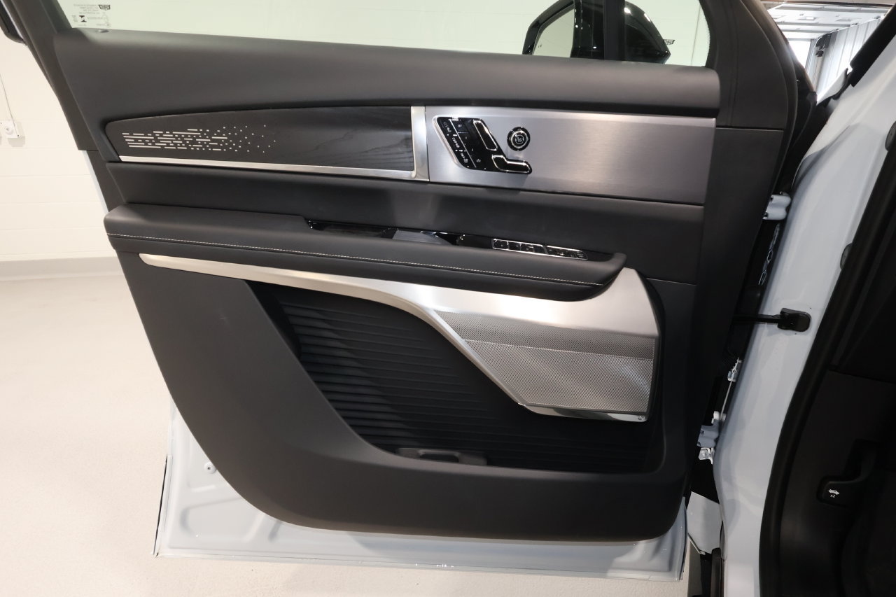 Used 2026 Cadillac Vistiq Platinum w/ LPO, Floor Liner Package AWD/4WD image 21
