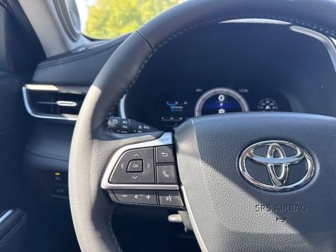 Used 2023 Toyota Highlander Limited image 16