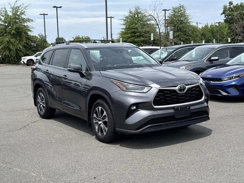 Used 2021 Toyota Highlander XLE AWD/4WD image 1
