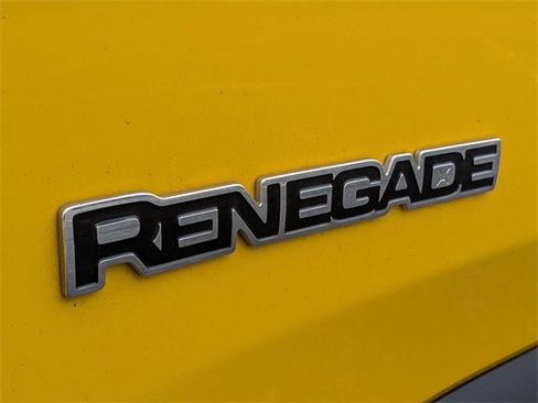 Used 2018 Jeep Renegade Latitude w/ Cold Weather Group image 10