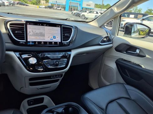 Used 2024 Chrysler Pacifica Touring-L FWD image 29