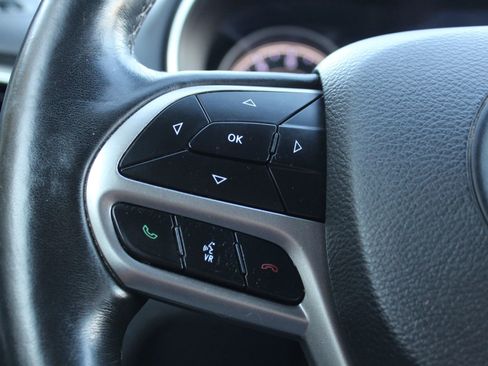 Used 2019 Jeep Cherokee Latitude w/ Cold Weather Group image 25