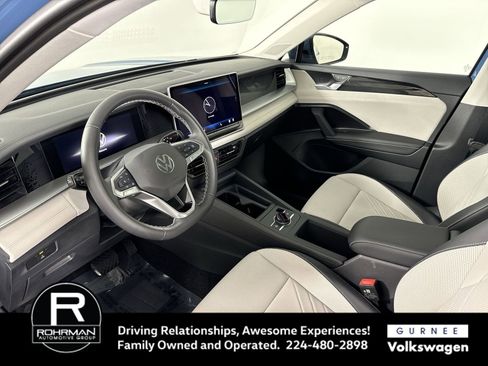 Used 2025 Volkswagen Tiguan SE image 4