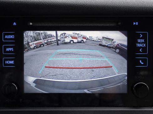 Used 2017 Toyota Sienna LE image 3